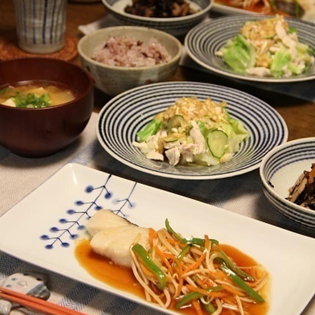 たらの野菜あんかけ　と 蒸し鶏とキャベツのねぎサラダ。