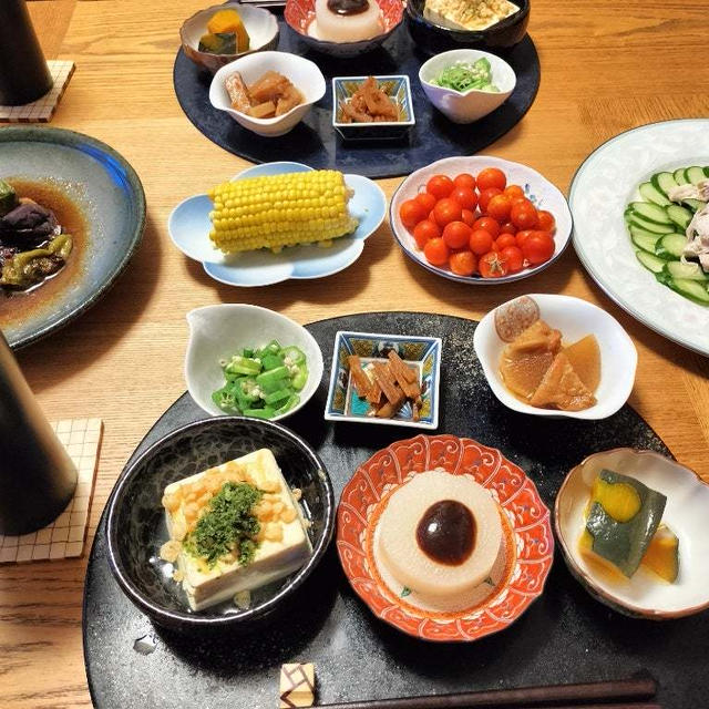 なすと万願寺の焼きぽん酢びたし、棒々鶏、小鉢6品とプチトマトとかで晩酌
