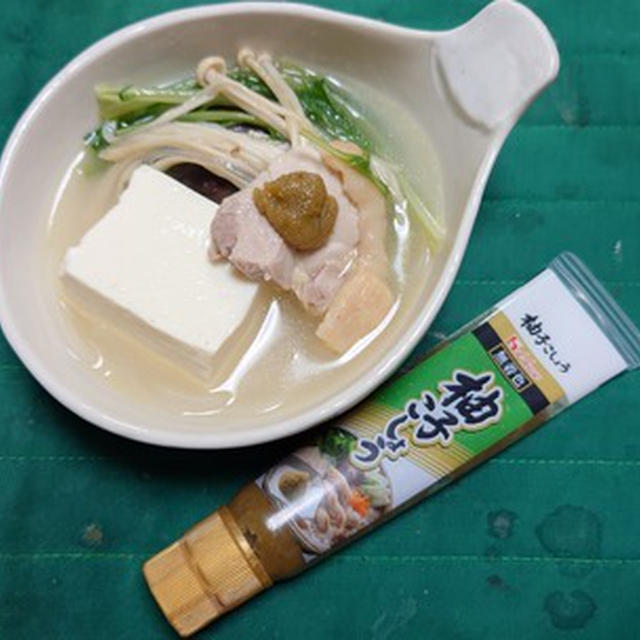 濃厚鶏スープで作る鶏鍋にハウス・柚子こしょうをプラス