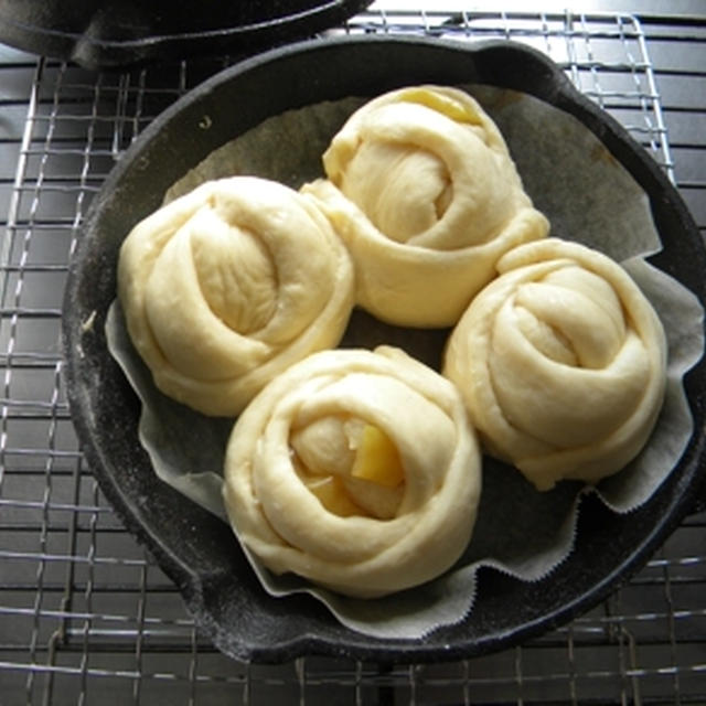 ダイソーのスキレットで焼くリンゴのちぎりパン