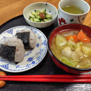 おにぎりと味噌汁と梅きゅうり