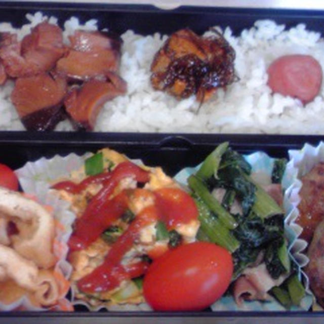 今日のお弁当、ツナオムレツとか小松菜とベーコン炒めとか、油揚げの煮付けとか♪