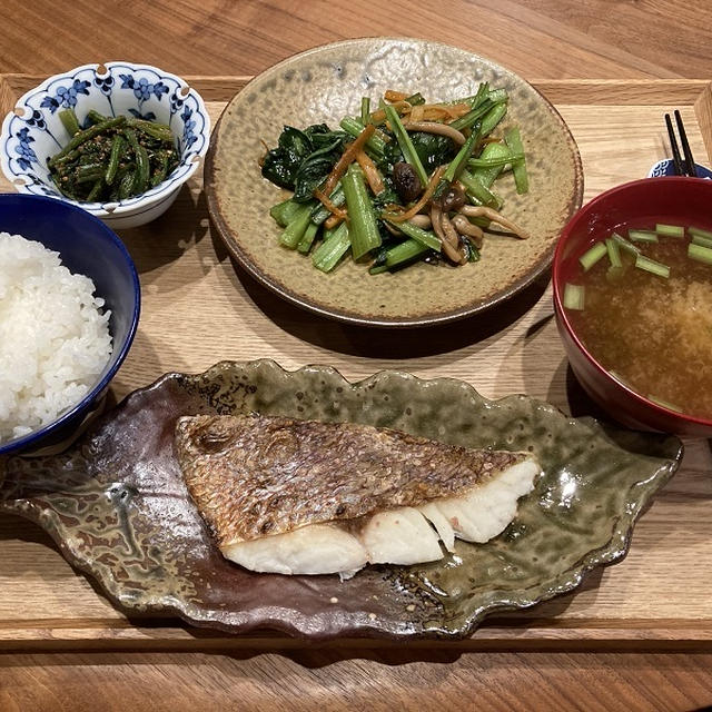 【献立】鯛の塩焼き、ほうれん草の胡麻和え、小松菜と人参としめじのオイスターソース炒め、小松菜のお味噌汁