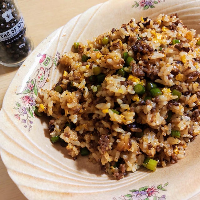 【やみつき間違いなし】ひき肉のガーリック炒飯【しっとりパラパラ食感】