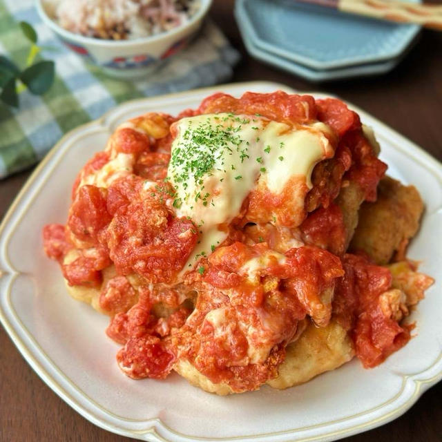 ご飯にもパンにも合う☆鶏むね肉とえのきで作るトマ玉チーズ