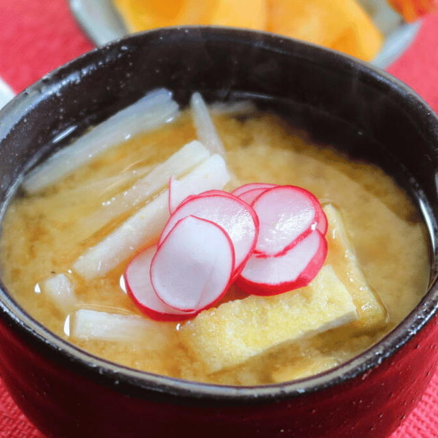 【長芋と油揚げの味噌スープ】長芋のシャキシャキ感と油揚げのコクと香ばしさがたまらない！風味豊かなスープレシピ【78kcal】