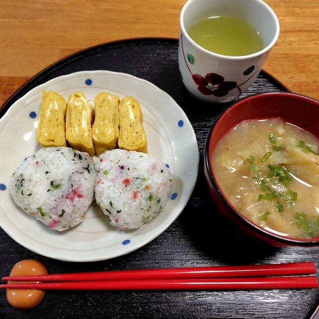 花むすびと卵焼きと味噌汁