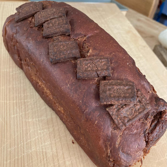 チョコレート折り込みパンと晩ご飯(ガパオライス)
