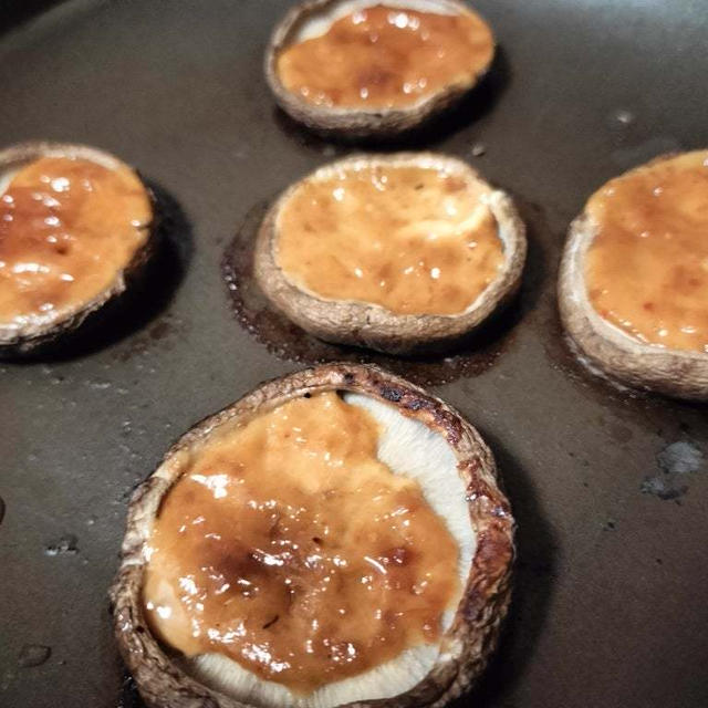 しいたけの辛味噌マヨ焼き　塗って焼いただけ