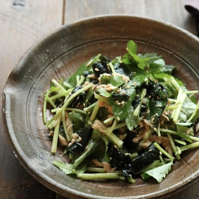 陶器に盛り付けた三つ葉とツナ缶の中華サラダ