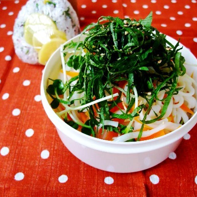 ぶっかけサラダ納豆うどん弁当。