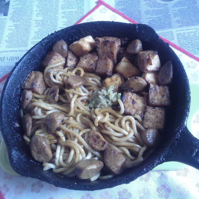 焼き肉のタレで絹厚揚げと焼きうどん