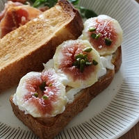 いちじくの蜂蜜かけヨーグルトースト