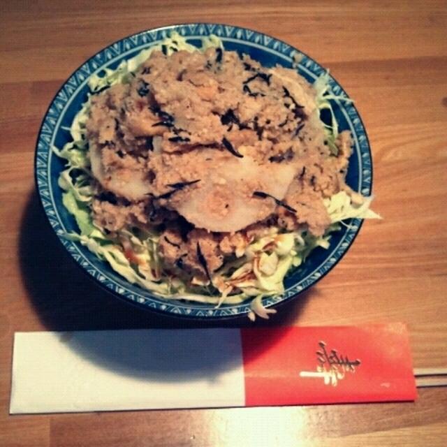 キャベカラ丼。