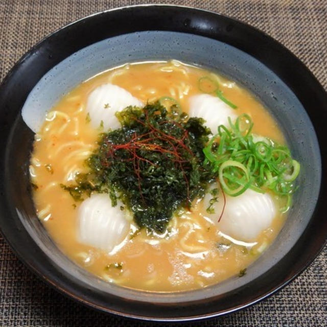 手抜きで・・・海老餃子のっけ海苔たっぷりとんこつ醤油ラーメン♪・・♪