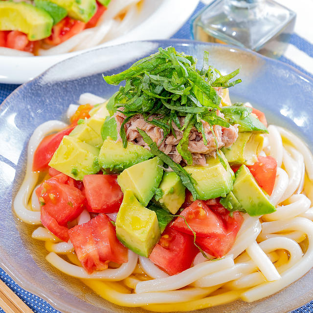 切って乗せるだけ♪アボカドとトマトツナの柚子胡椒うどん(^O^)/