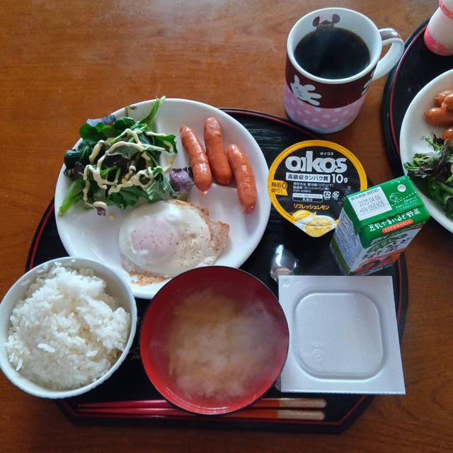 日曜日の朝ご飯は　ウインナーと目玉焼き