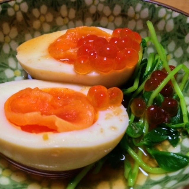 味付け卵に自家製いくらの醤油漬けをのせて＆育ってきた豆苗♪