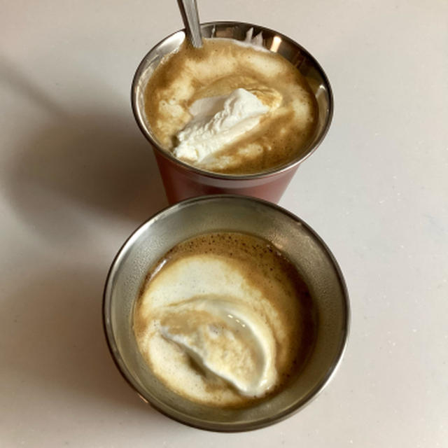 生クリームを落としたエスプレッソ