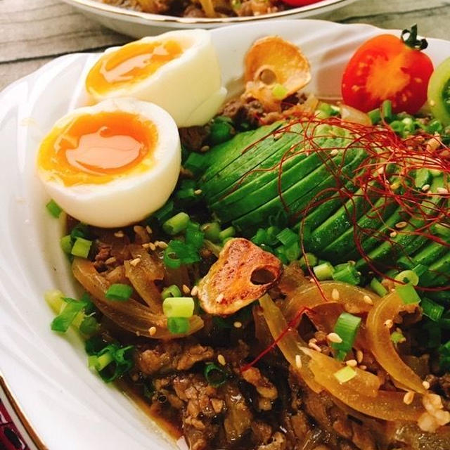 アボカドガーリック牛皿(牛丼)