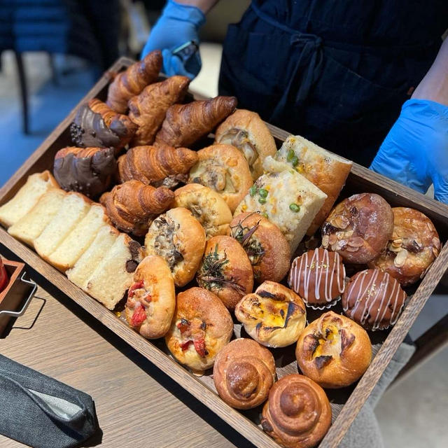 ワインと共に1人8種類も食べたパンブランチ