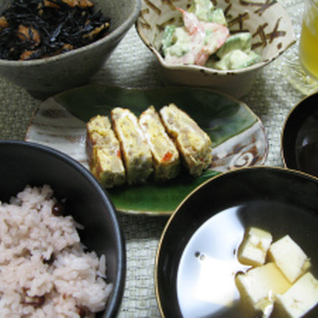 お祝いでもないけど、お赤飯はたまに食べたくなります♪ひじき煮（レシピ）