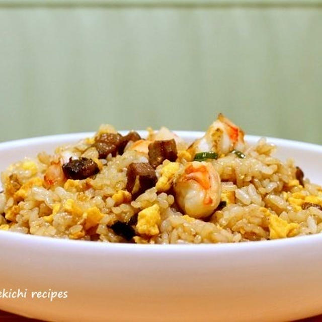 葱醤油で旨い「海老と焼き豚のチャーハン」＆モバイル充電器の整理が便利です