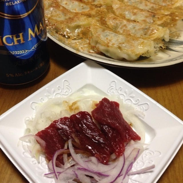 花金夜ご飯～冷食餃子に、馬刺(;^_^A