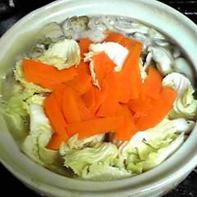 残り野菜をたっぷり入れて小さな土鍋で一人牡蠣なべ