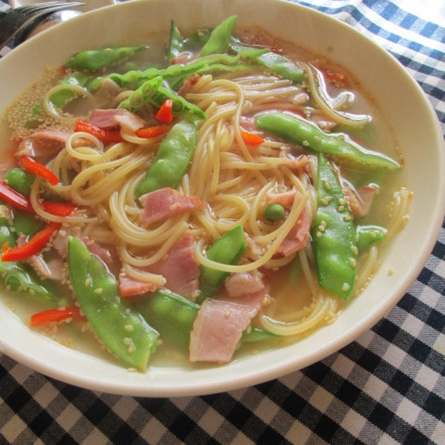 さやえんどうとベーコンのショウガスープパスタの朝ごはん