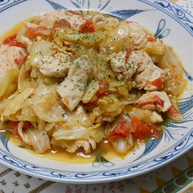 フライパンひとつで簡単、しっとり、ゴハンがすすむ！鶏むね肉とキャベツのトマト蒸し。