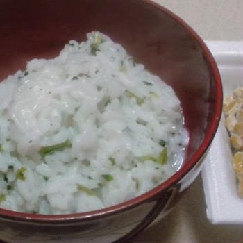 七草粥　Rice porridge with seven herbs.