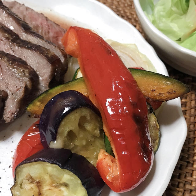 夏の野菜は焼いて食べるとおいしい！ざっくり切って焼くだけで栄養たっぷりごはんが作れるよ。