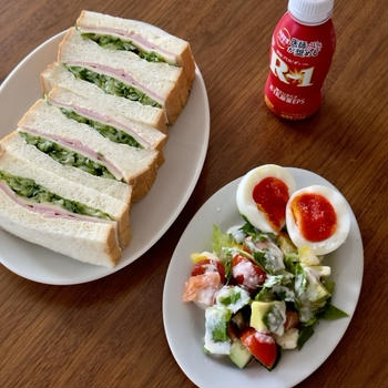 きゅうりサンドとケンミンの焼きビーフン