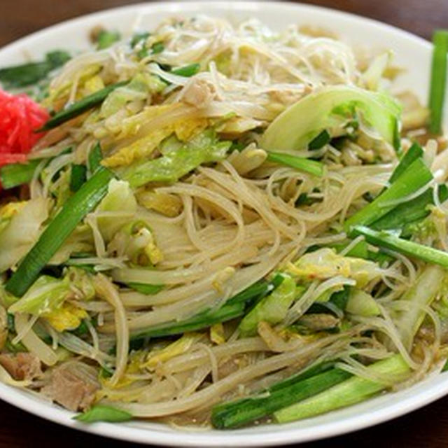 昼は野菜たっぷり「焼きビーフン」
