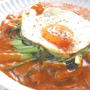 レトルトカレーで簡単＆ボリュームアップごはん〜半熟目玉焼きと小松菜のバター炒め。
