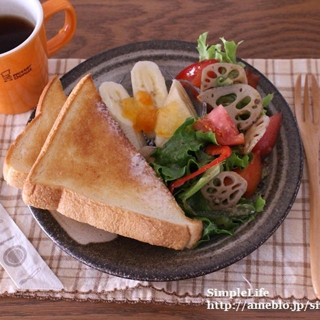 今朝の朝ごはん☆ﾄｰｽﾄとｻﾗﾀﾞの洋食ﾒﾆｭｰを和食器で。