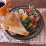 今朝の朝ごはん☆ﾄｰｽﾄとｻﾗﾀﾞの洋食ﾒﾆｭｰを和食器で。
