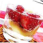 夏に飲みたい話題のレシピ★簡単フルーツ氷で炭酸水がオシャレに美味しく変身！