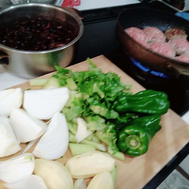 紫花豆入り煮込みハンバーグ