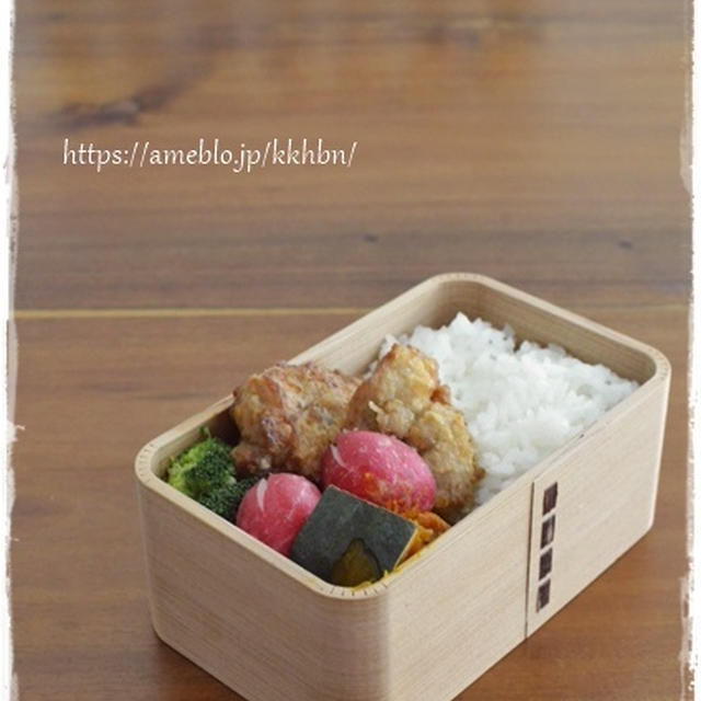 【唐揚げ弁当、とリビングのお花】