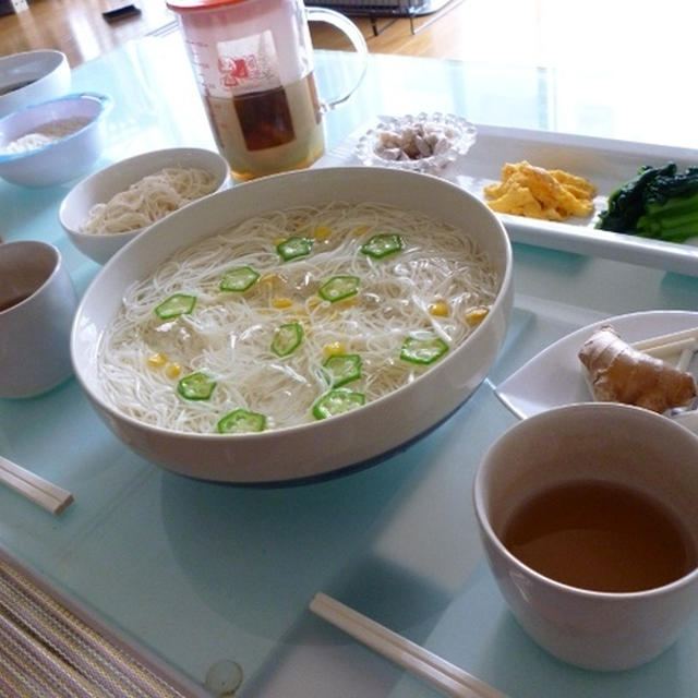 オクラを浮かべた素麺でお昼ご飯♪