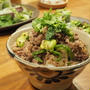エスニック牛丼の夜ごはんを、ちび子とともに