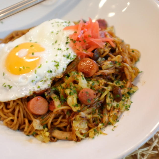 目玉焼きのっけ！カレー焼きそば♪