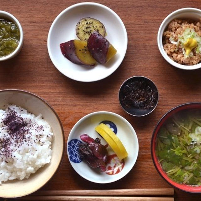 米を炊く。納豆とか粗食で済ます。