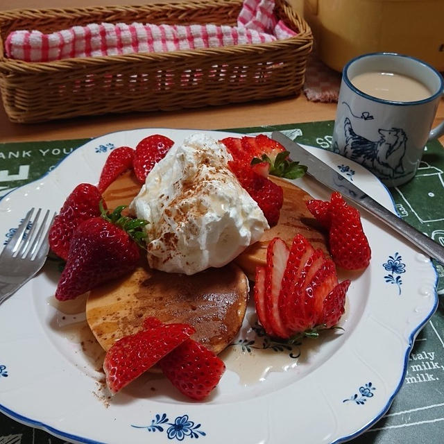 週末のおうちカフェに♪ 苺たっぷりパンケーキ