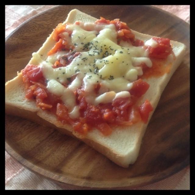 昨日の煮込みトマトで、ピザ風トースト。