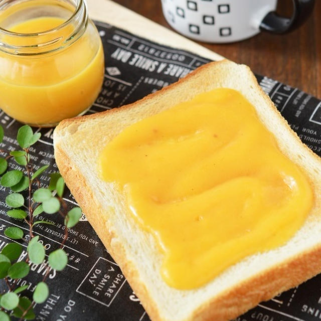 秋のお楽しみ♡まったりおいしい「柿バタートースト」と、セリアのお気に入りのマグカップ。