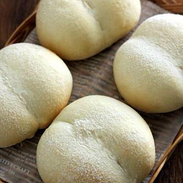 いちじくジャムのために白パンを焼く