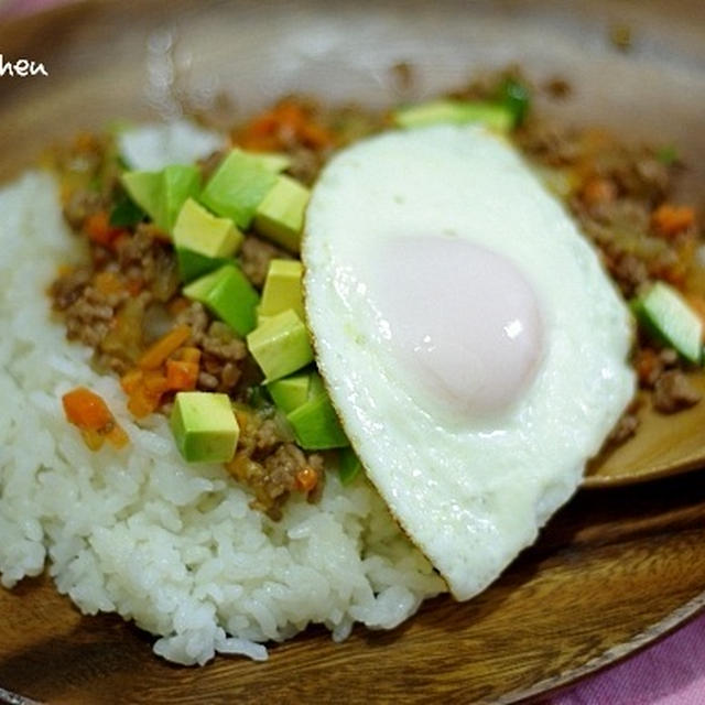 肉味噌とアボカドのっけ丼で、お夕飯